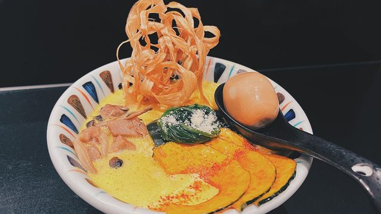 每日限量10碗！大阪人氣過江龍拉麵店「座銀」限定新品 濃醇南瓜雞白湯拉麵+經典炸牛篣