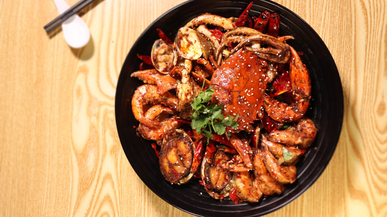 40 種香料秘製  香氣麻辣香鍋 / 60 種配料任揀