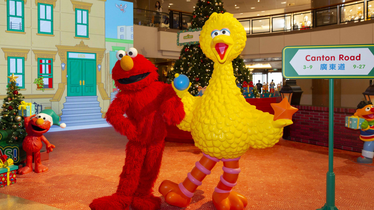 聖誕好去處2022｜《芝麻街》聖誕到訪尖沙咀海港城！Elmo造型聖誕樹/2米高Big Bird/經典黃色校車