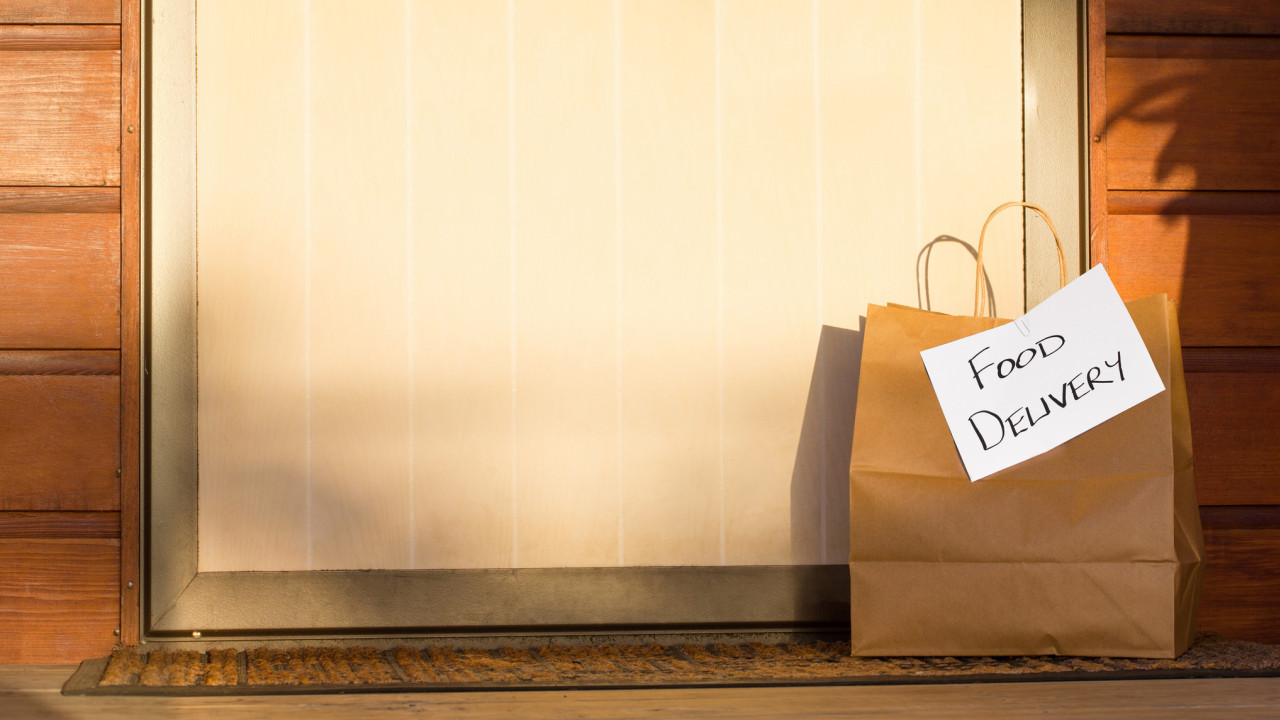 女子凌晨叫外賣被偷走 當場坐地崩潰痛哭