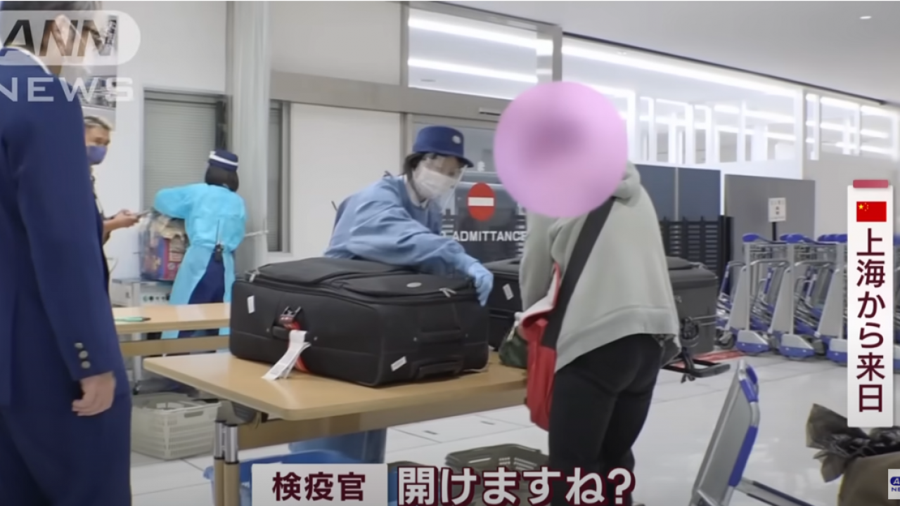 日媒直擊上海大媽大鬧成田機場 遭沒收違禁品 斥工作人員「強盜」