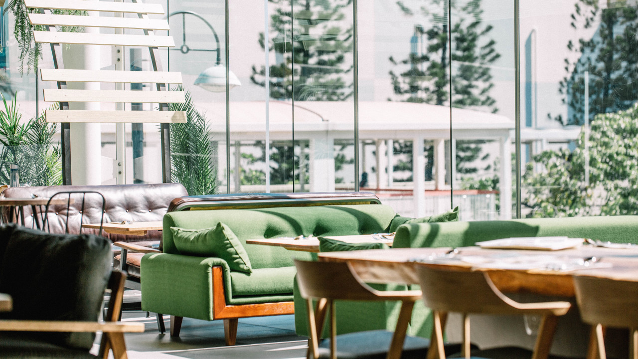 荃灣美食｜人氣簡約木系Cafe HOW進駐荃灣！  落地大玻璃+木系傢私打卡位、開幕優惠免費送飲品