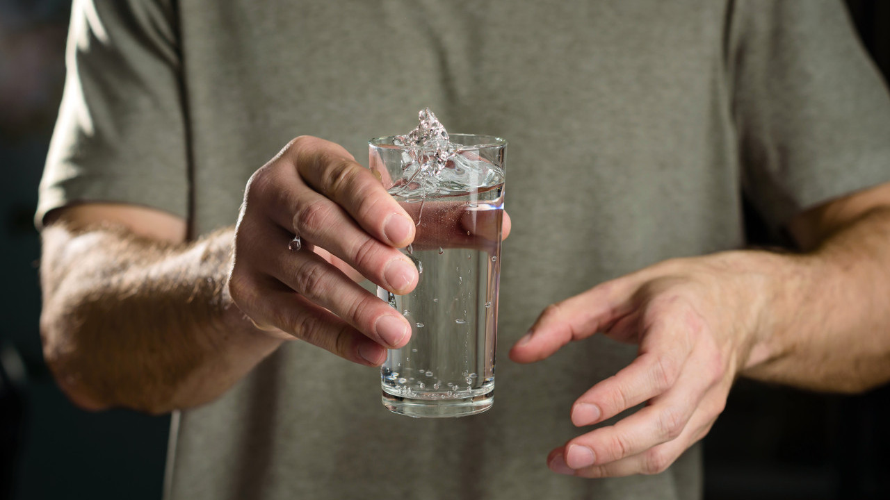不愛喝水隨時成短命原因！　最新研究：長期高血鈉會加速老化／增加早死機會