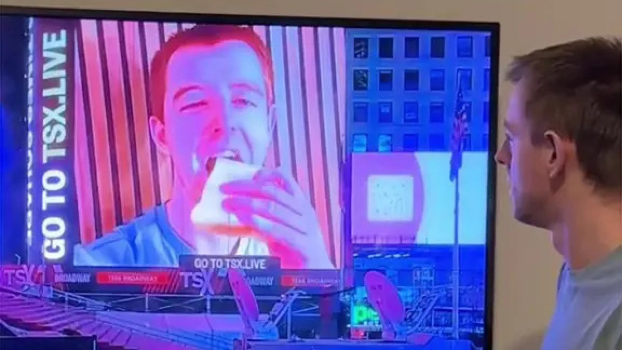 男子刊登大型屏幕廣告 只為播放15秒食麵包影片