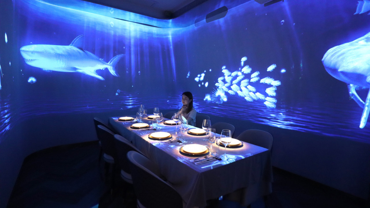 8,000 呎沉浸式餐廳 法日料理 x 立體投射房間 x Live Show