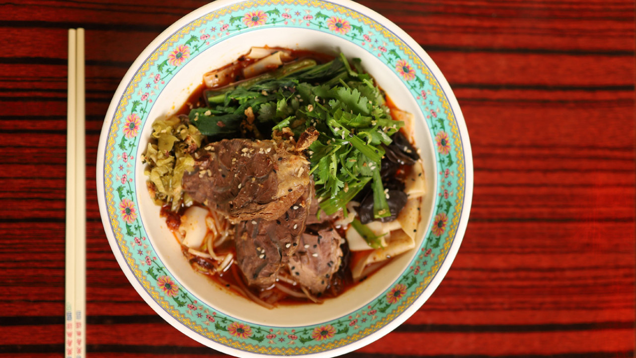 大坑街坊私藏好店 無味精麻辣牛肉褲帶麵 / 青咖喱手撕雞撈麵