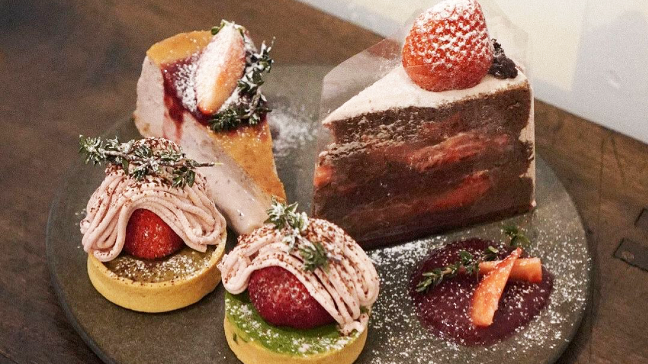 西營盤甜品Cafe新出打卡士多啤梨甜品系列　單品朱古力草莓蛋糕／草莓軟心巴斯克芝士蛋糕／星野抹茶 X 西西里島開心果草莓撻