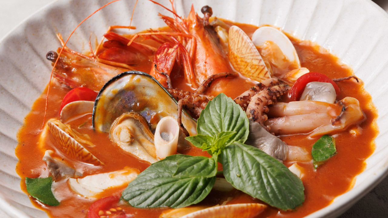 銅鑼灣新開海景新派泰菜「阿閒泰Ahan Thai」   冬蔭公海鮮焗飯／燒牛肉濃湯船麵／咸蛋黃單骨雞翼／伯爵忌廉牛角包窩夫／新張優惠！