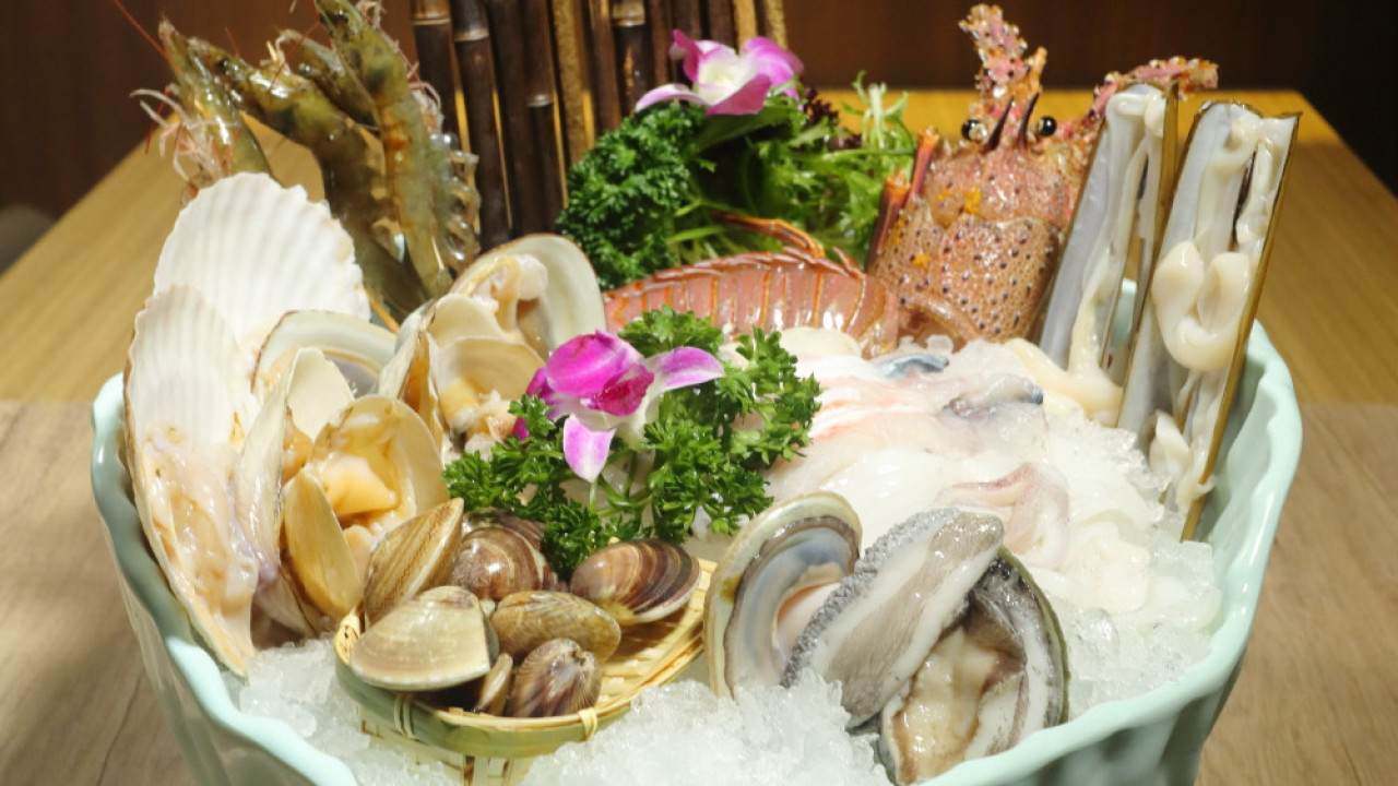 旺角美食丨旺角新開潮式海鮮火鍋店「明記潮鍋」   濃湯花膠雞湯／潮洲滷水湯底／醬油河蝦仔／手切牛小排／刺身拼盤