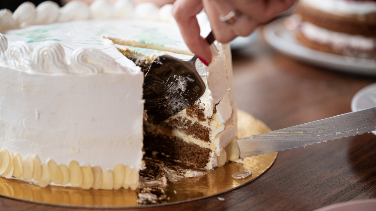 生日聚會侍應貼心幫切蛋糕 結帳時驚見收取「切餅費」