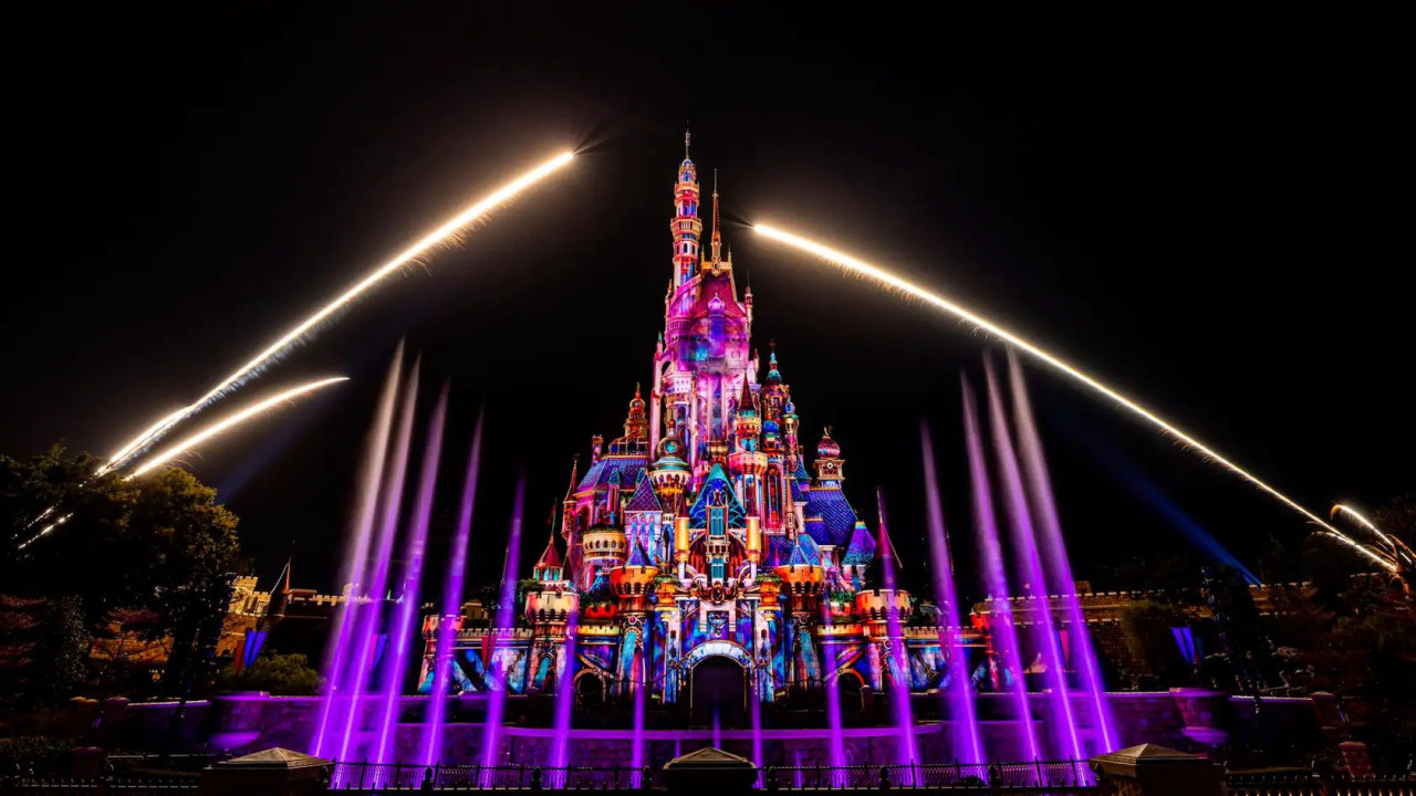 香港迪士尼樂園 ｜ 《迪士尼星夢光影之旅》夜間匯演3月全面重開 城堡光影將於所有營運日上演！