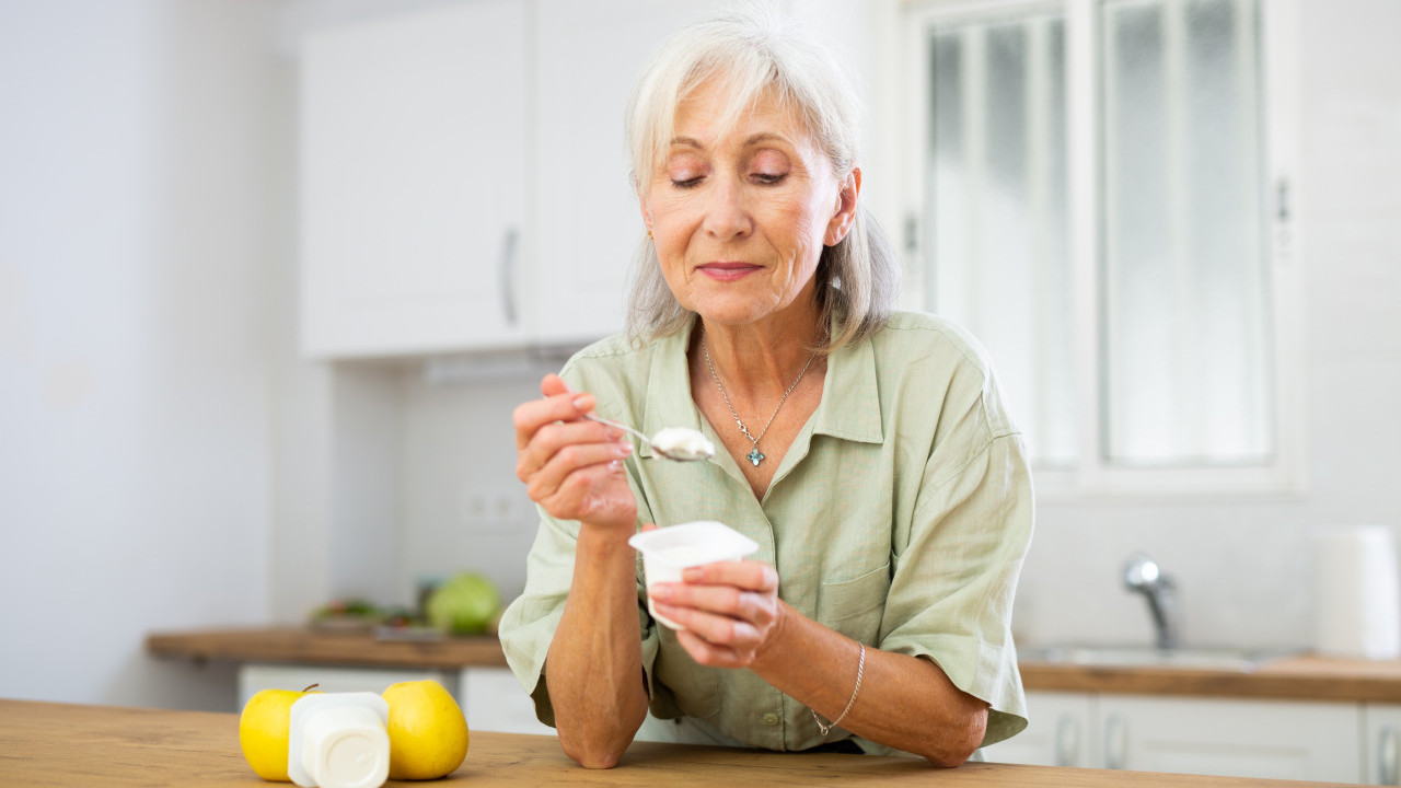 多攝取一種營養素有助預防腦退化症！　最新研究：對更年期或更年期前女性更有效