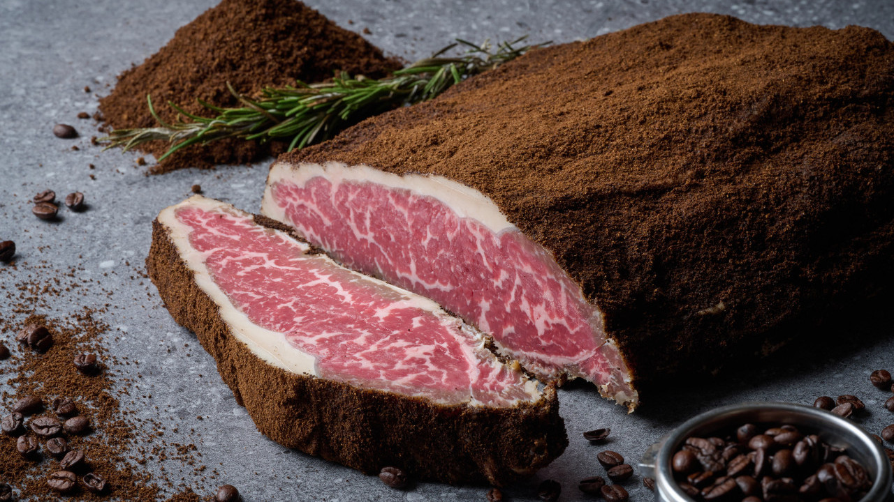 銅鑼灣酒店新開炭烤扒房「CARVER」   咖啡渣乾式熟成西冷牛扒／牛肉他他伴魚子醬／法式香草焗澳洲羊架／冰鎮海鮮／全單9折優惠