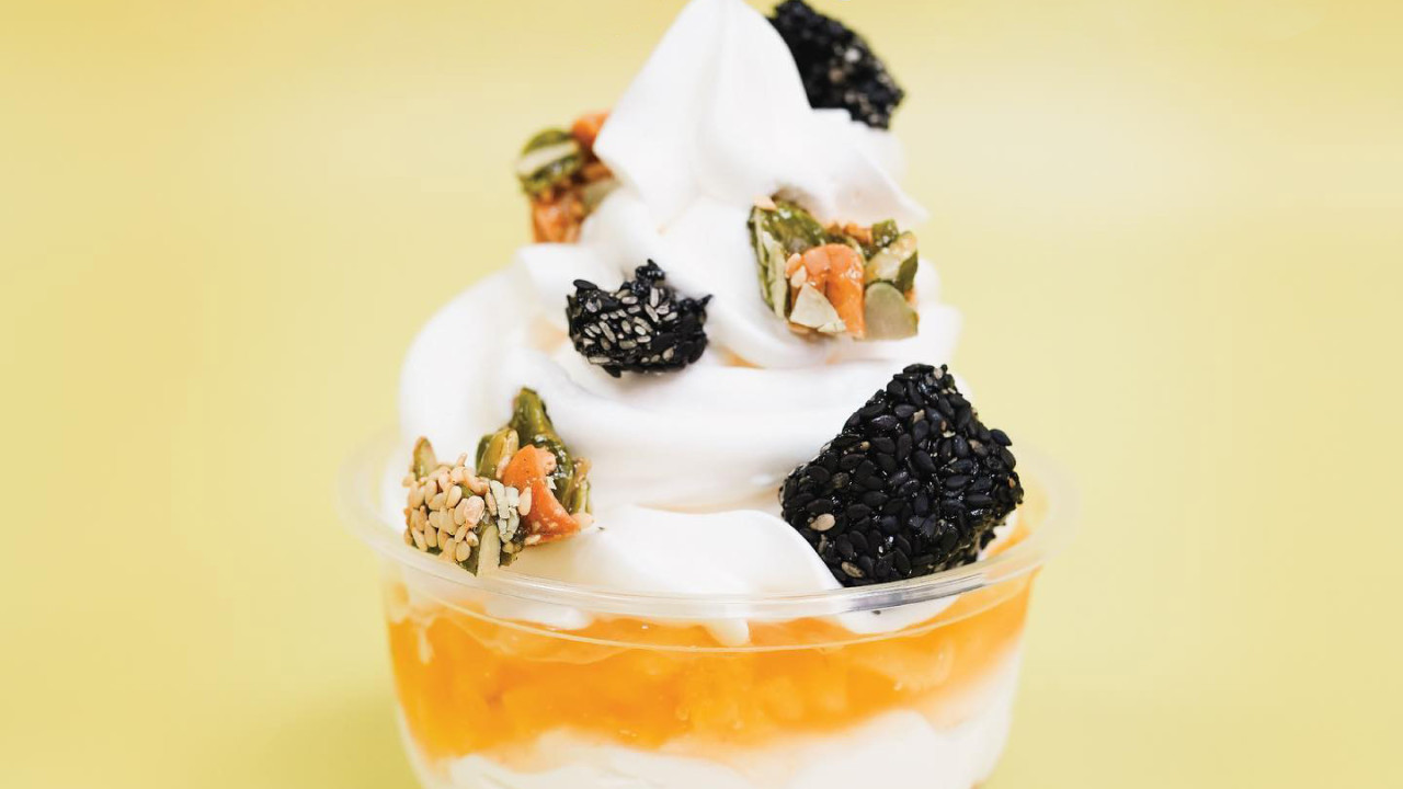 旺角MOKO新開乳酪雪糕店快閃優惠！免費派100杯乳酪雪糕／熱情果菠蘿醬搭配黑芝麻軟糖口味