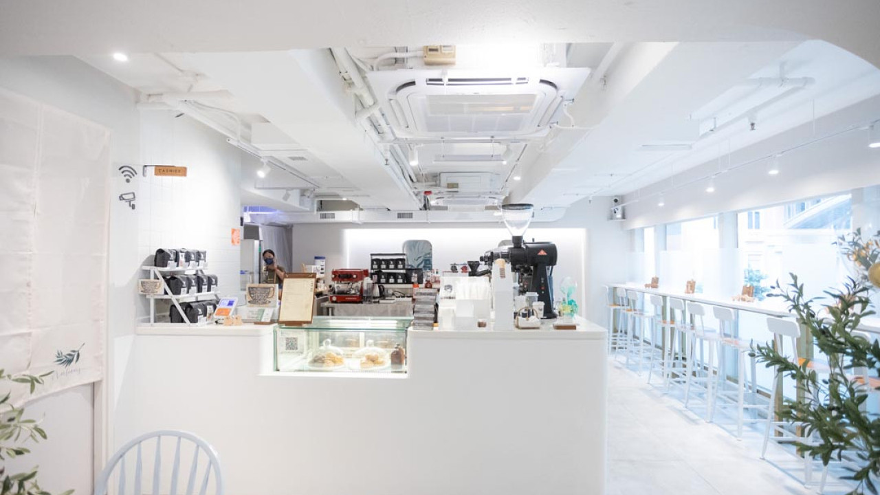 利東街旁純白上樓咖啡店 超有水準！店主手工製甜品麵包