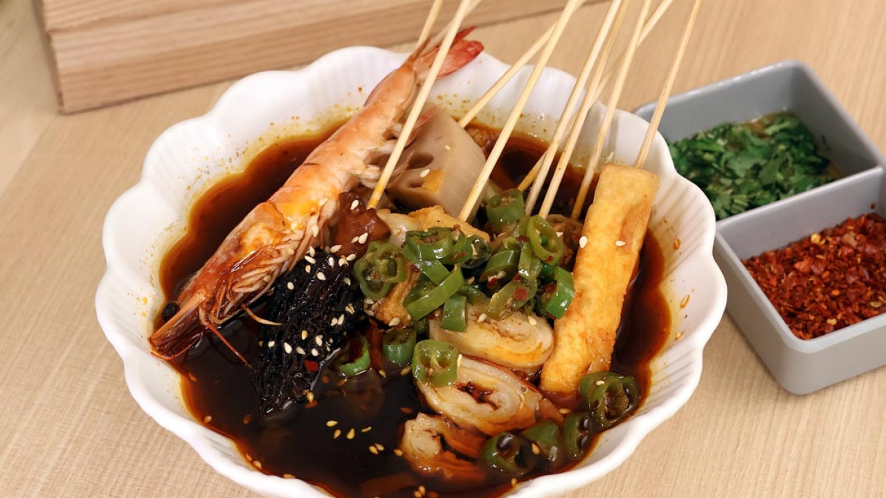 屯門川式螺螄辣湯串串 自創牛柏葉包蝦滑