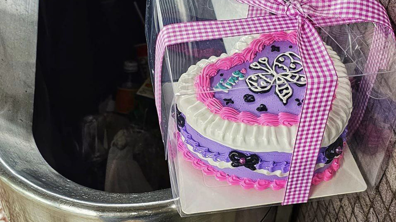 心形蛋糕被棄港鐵垃圾筒邊緣 網民看圖作故：傷心的蛋糕