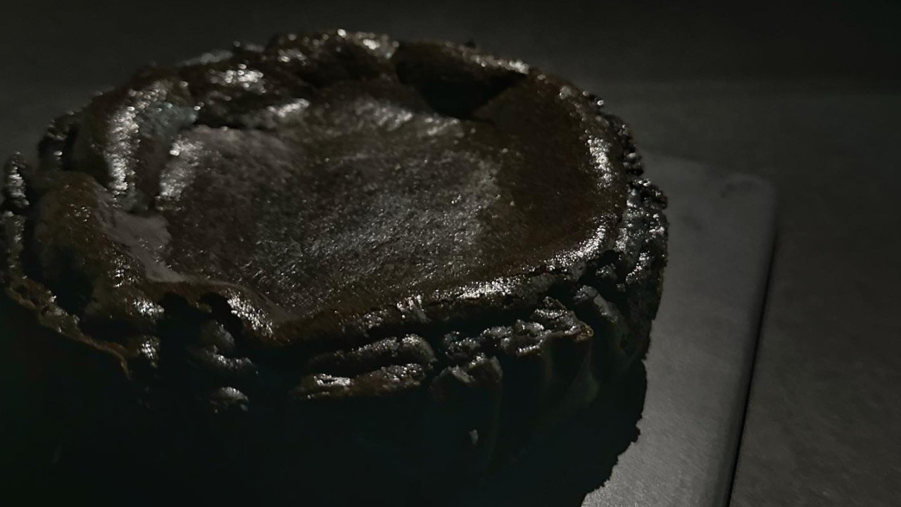 只賣全黑色甜品！神秘暗黑IG甜品網店 軟滑巴斯克芝士蛋糕／白桃烏龍磅蛋糕／三重朱古力布朗尼