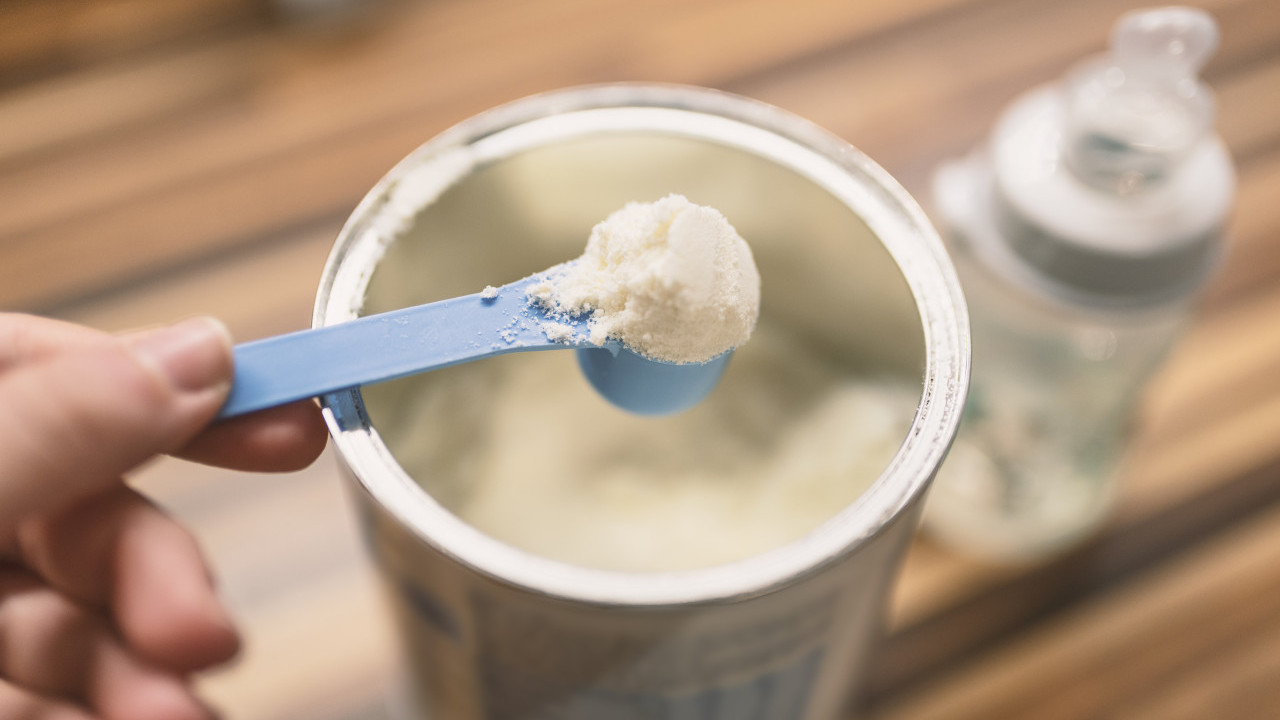 好立克阿華田當奶粉餵7個月大女嬰致營養不良嚴重脫水　33歲父23歲母涉嫌虐兒被捕／官：當人係狗仔都不如