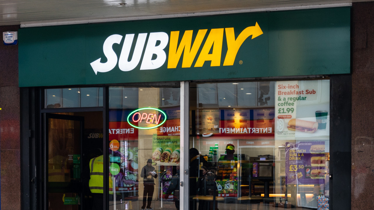 賊人打劫Subway要求店員「交出所有麵包」　20歲男涉持械行劫被捕
