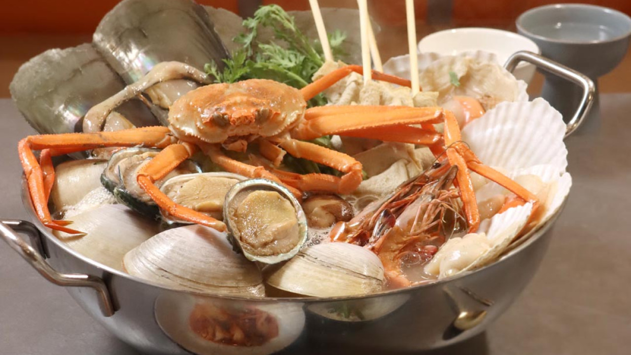 韓印紅 6,000 呎餐廳 震撼巨型海鮮鍋 / 活八爪魚