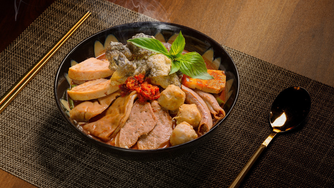 奧海城精緻泰菜館一周年優惠！優惠價$88歎全新足料特濃船麵／新推泰式炸流心蛋 ／清邁咖喱雞腿麵