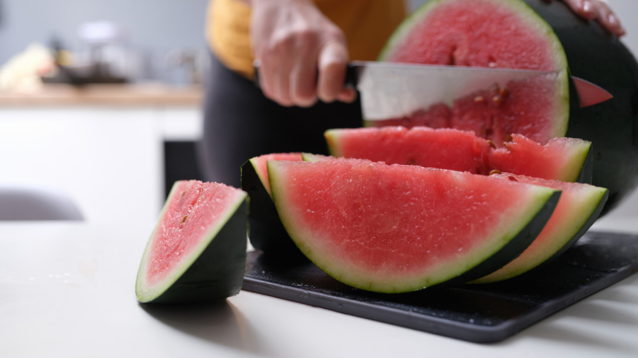 河南醉漢嫌西瓜口感差 情緒失控用刀捅傷自己