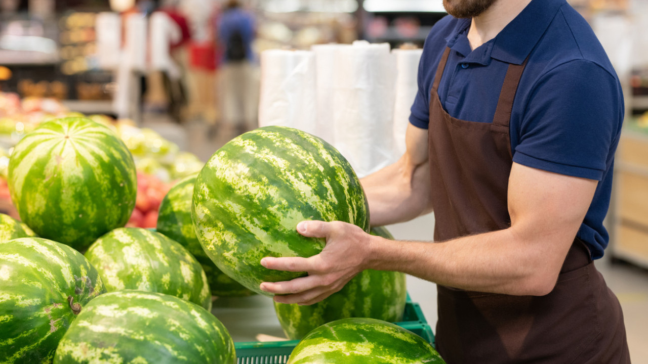 兒子拍西瓜被店員罵多手 家長爆怒放上網公審水果店