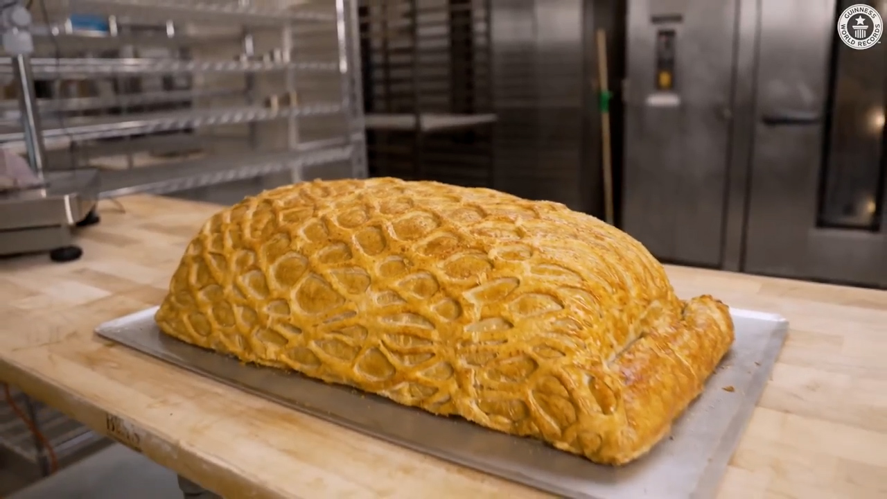 地獄廚神Gordon Ramsay夥拍哈佛廚神Nick DiGiovanni製作巨大威靈頓牛　打入健力士世界紀錄大全