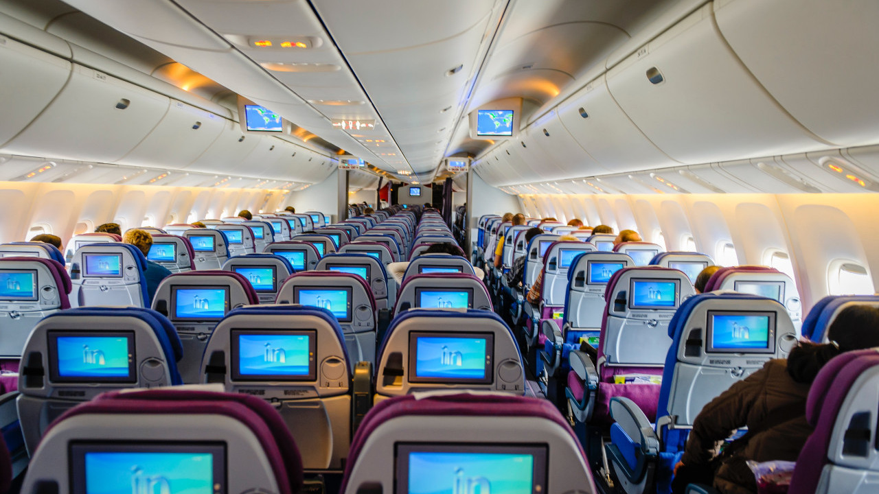 乘客在經濟艙打造頭等座位 買3張連座經濟座位+1款用具搭建