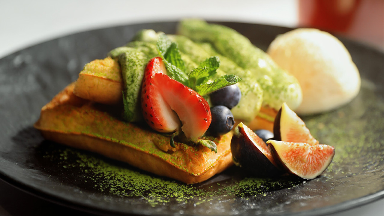 agnès b. CAFÉ推出夏日全新菜單！煙三文魚牛油果炒蛋窩夫／消暑沙冰茶飲| U Food