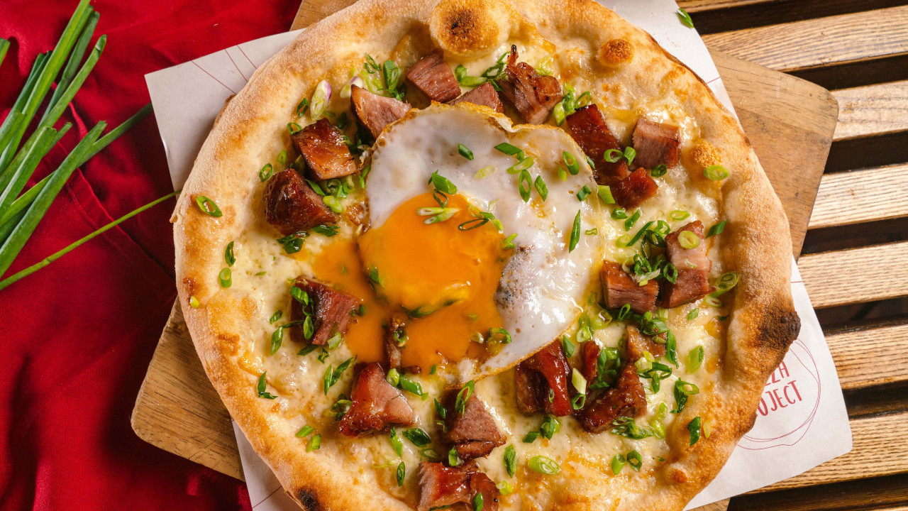 人氣Pizza店推出七月限定焦蜜叉燒薄餅！聯承本地新派叉燒料理餐廳／叉燒+太陽鴨蛋+煙燻水牛芝士