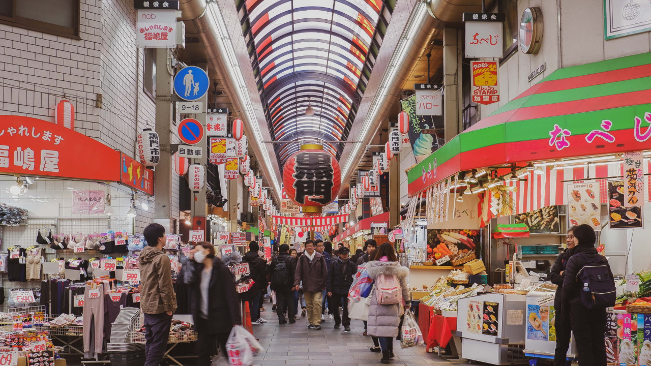 日本人斥黑門市場淪劏客商店街 遊客價海鮮貴2倍！店家：無罪惡感