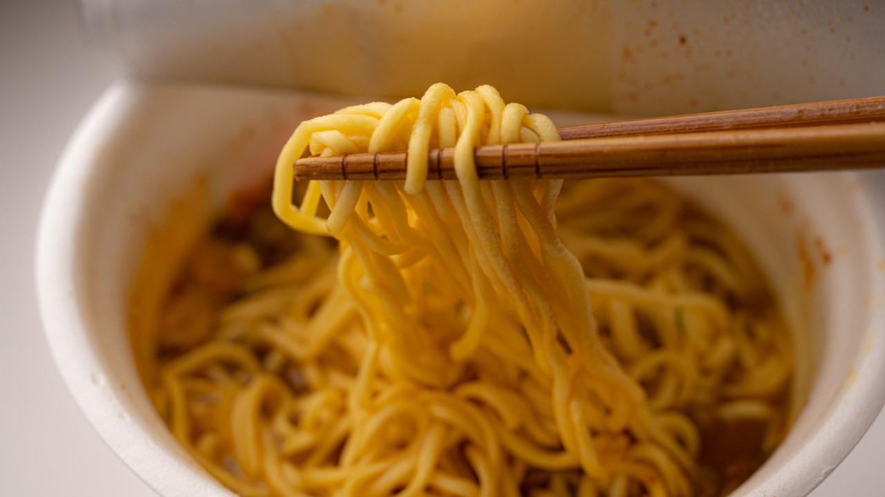 工程師食杯麵將木筷子折斷丟入碗！原來有1個超實用用途 網民驚嘆：泡麵獨門技巧