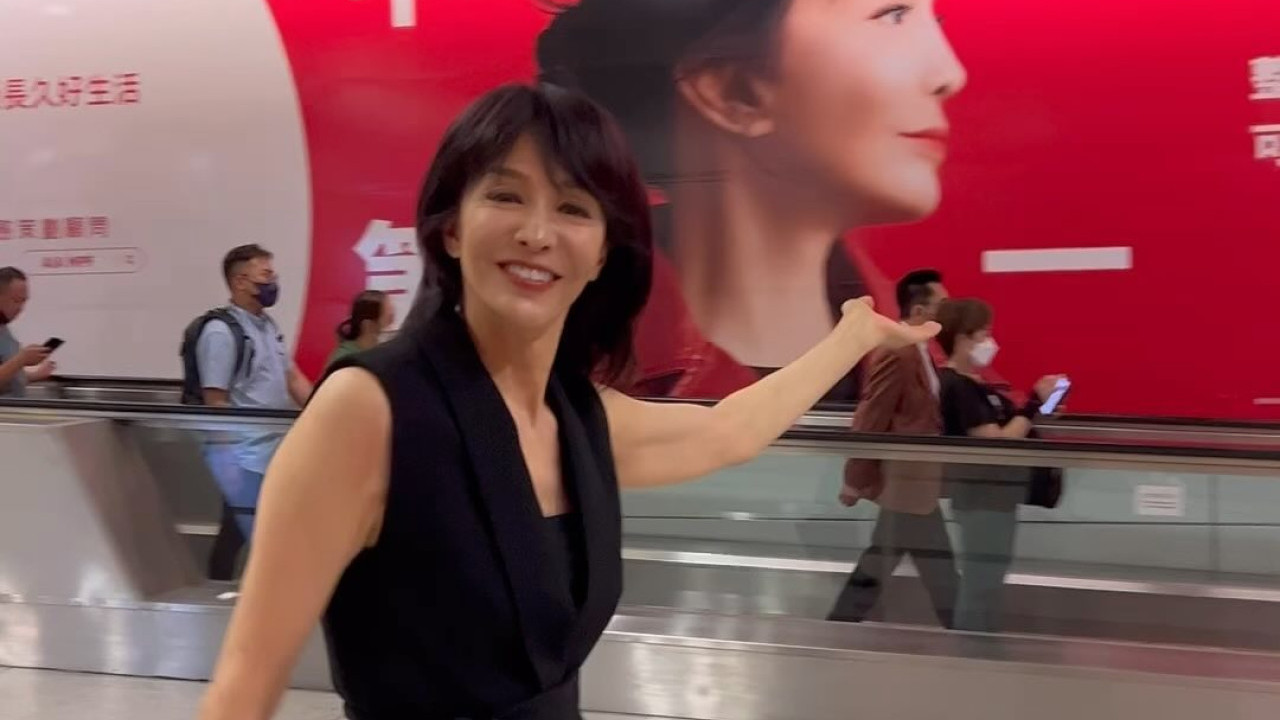 Do姐鄭裕玲高貴出巡香港站打卡巨型廣告 網民搞笑問：「幾多年無入地鐵站？」