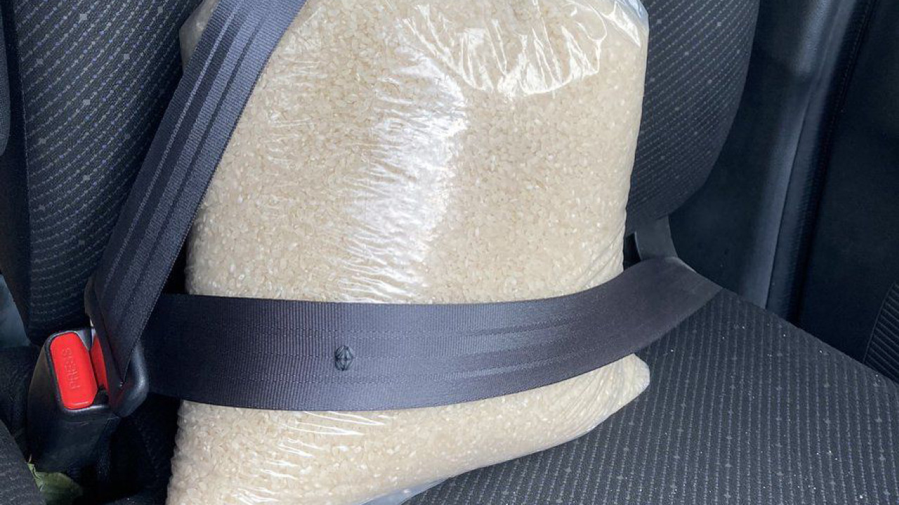 感應器狂響「請扣安全帶」 車主無奈扣好座位上的一袋米