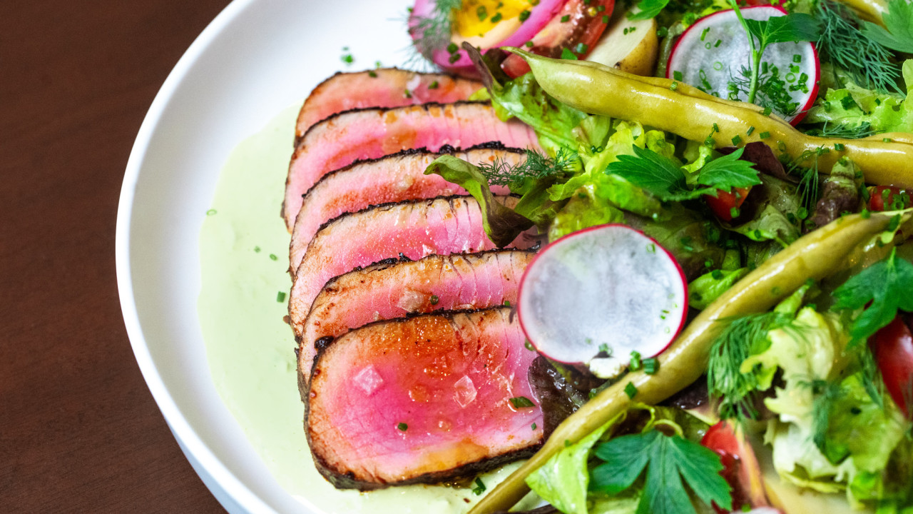 黃竹坑新開加州菜餐廳「1st & Beaudry」   煙燻藍鰭吞拿魚沙律／芝士 牛肉漢堡／開心果青醬三文治／炭烤豬頸肉墨西哥夾餅