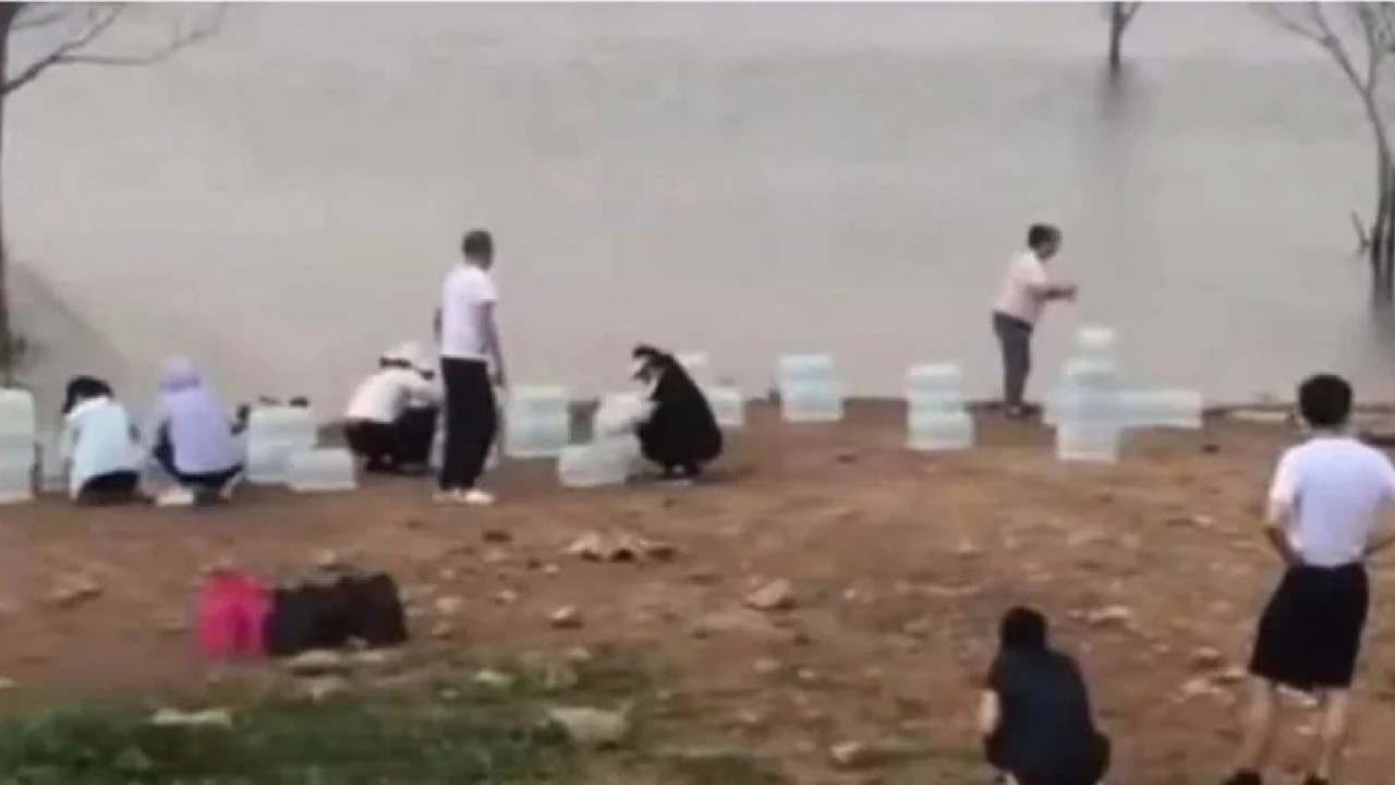 水庫邊驚見大量群眾「放生礦泉水」 網民：平時喝礦泉水是不是殺生