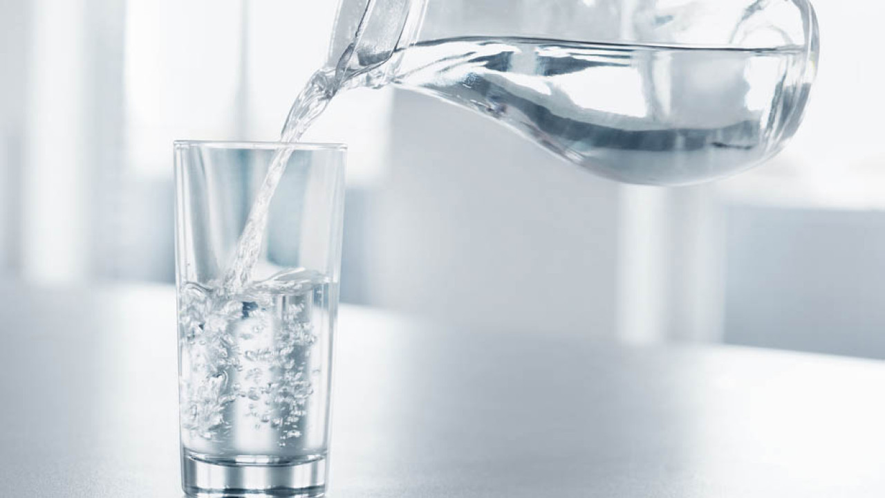 外國網紅挑戰連續75日飲3.8公升水 水中毒送醫仍堅持：我不想失敗