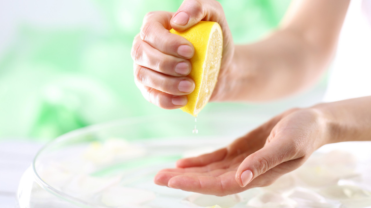 手臂沾到檸檬汁突然變黑 小心6大光敏感反應食物