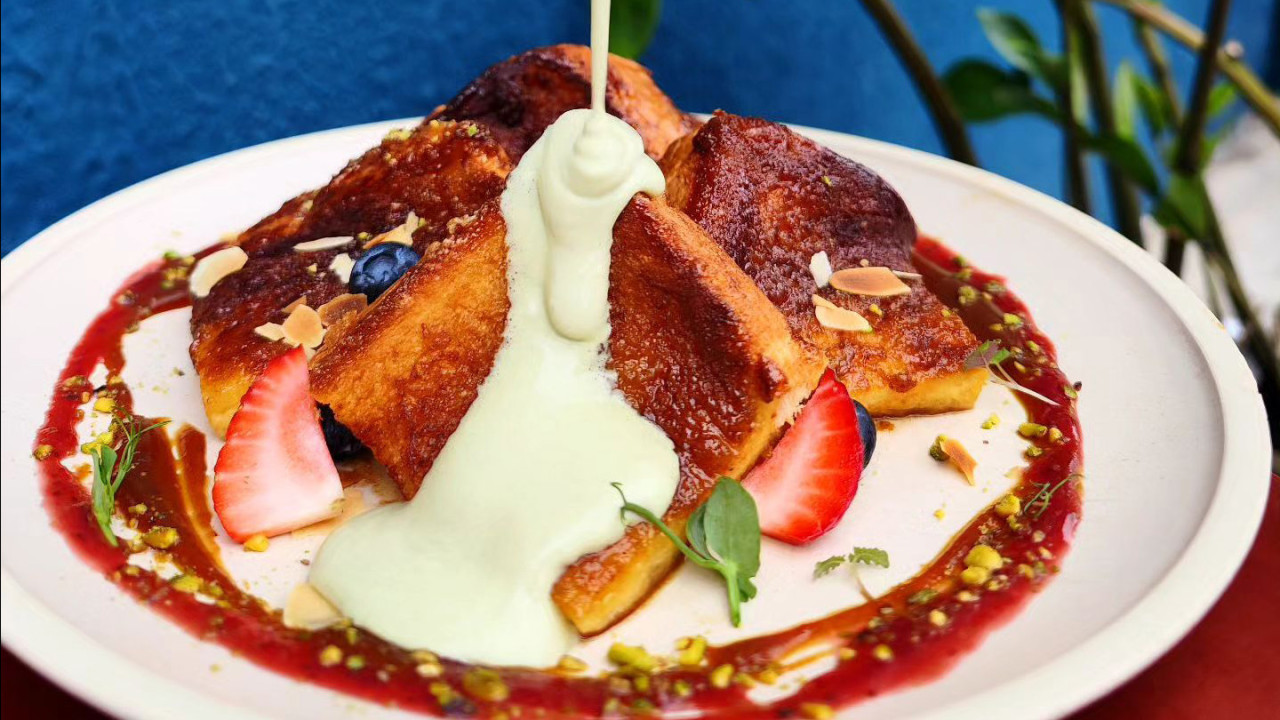 鰂魚涌異國風深藍拱門Cafe「Grotto」 日式章魚燒Croffle／豬腩肉牛角包窩夫漢堡／開心果法式多士