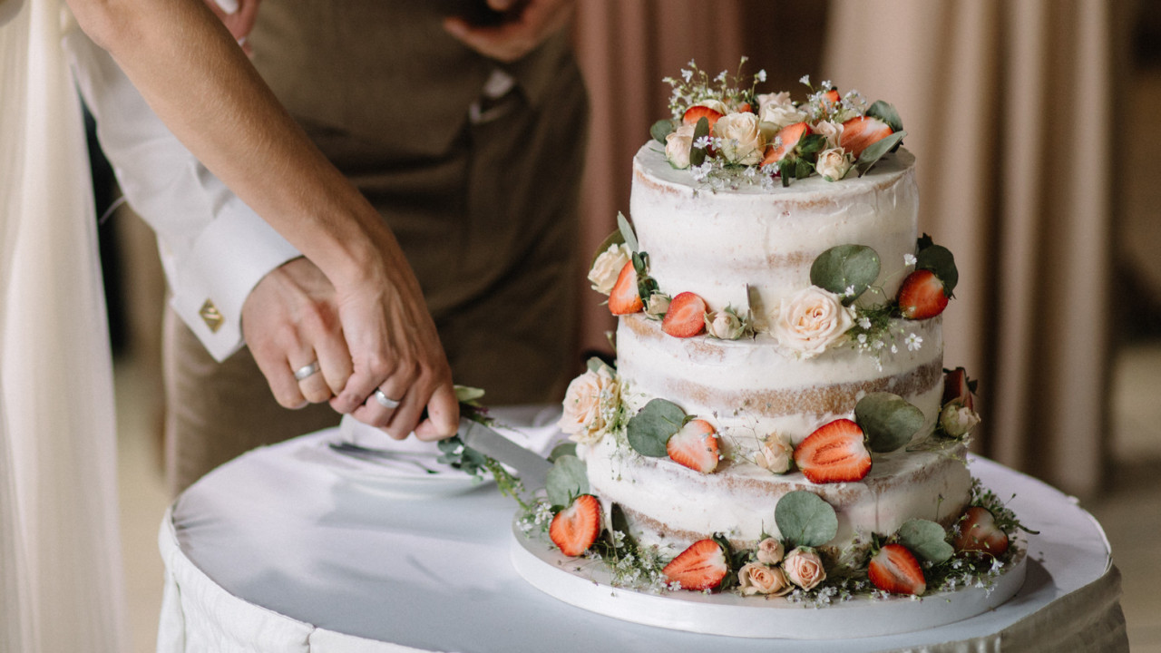 新郎婚禮上玩蛋糕惡作劇　妻子第二日即提離婚