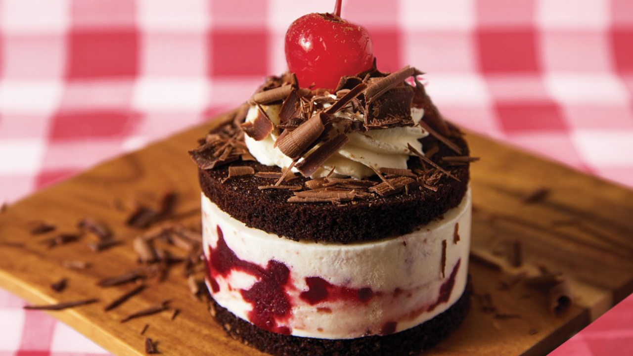 Elephant Grounds期間限定黑森林雪糕三文治 　櫻桃酒忌廉／車厘子夾心／朱古力蛋糕