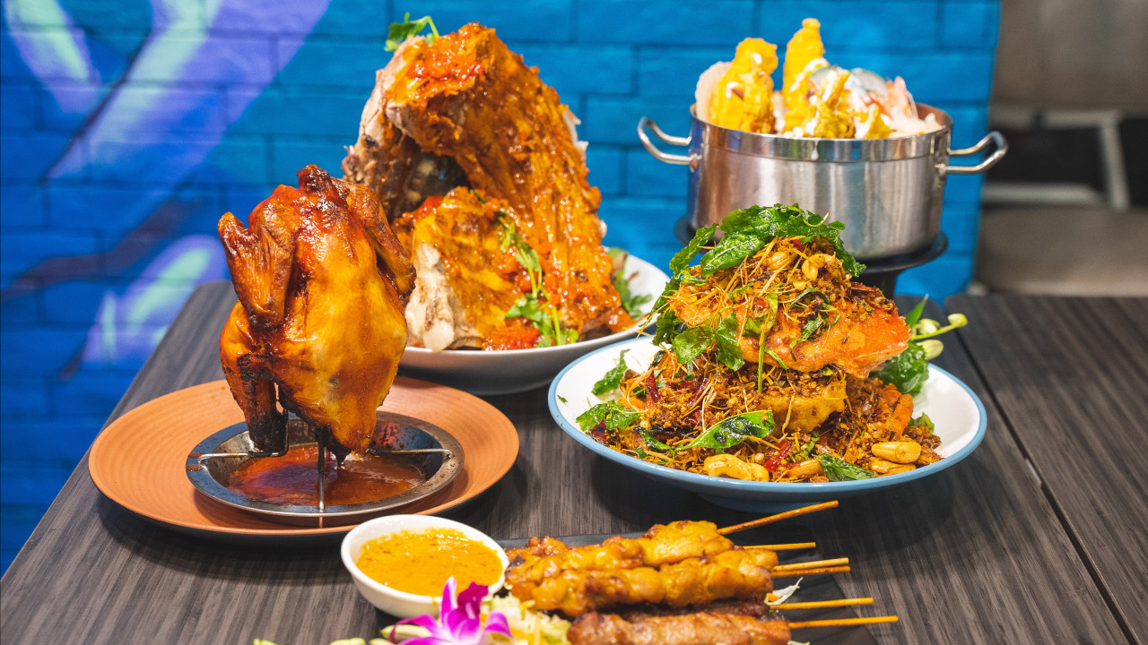 人氣巨型泰國火山排骨登陸尖沙咀！限定甜酸口味火山排骨／火焰燒雞／爆炸炒蟹／戶外夜燈花牆