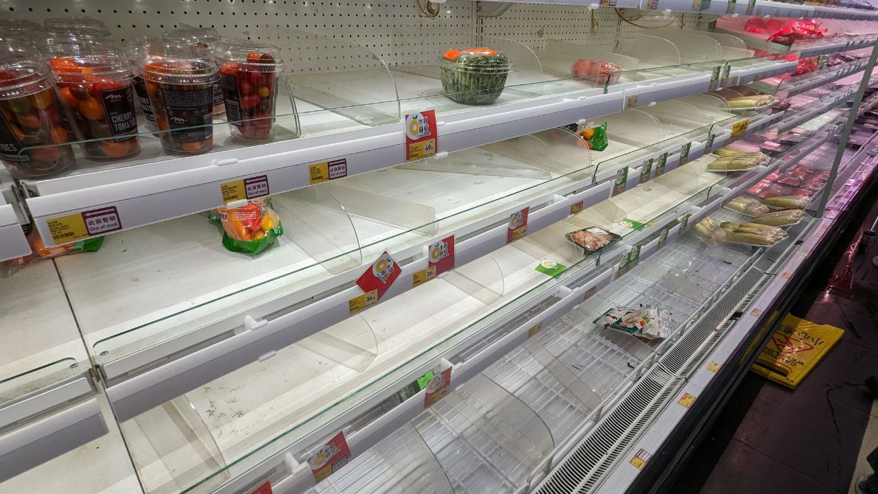 颱風蘇拉｜超強颱風襲港！超市現糧食搶購潮 貨架被搶購一空