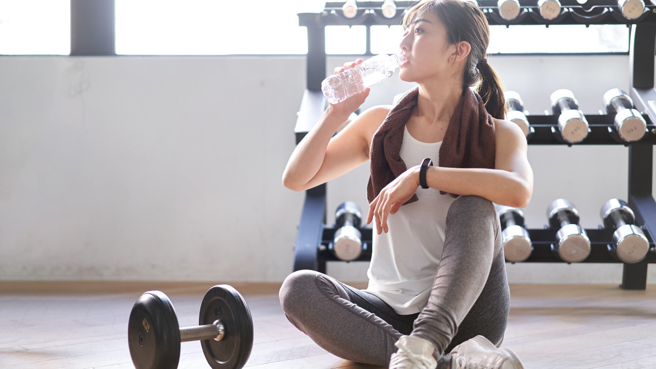 慢跑、健身要如何補充水分？ 營養師運動前中後補水指南／運動飲料、冰水可以嗎？