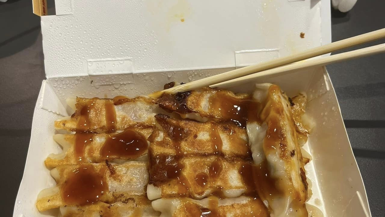 鍋貼吃到一半驚覺有25條活蛆蟲 店方隔天登門道歉另有企圖？