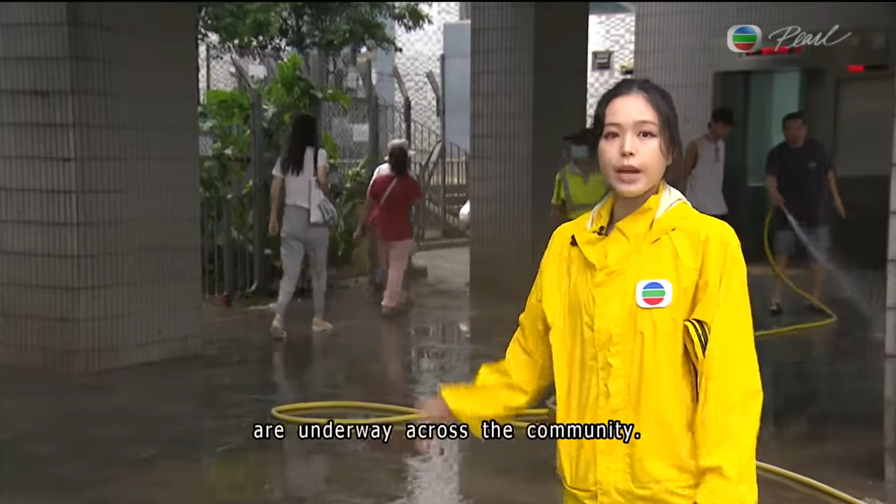 【黑雨襲港】TVB新聞女神林婷婷著雨衣踢拖落黃大仙採訪 鏡頭背後揭女神不為人知的一面