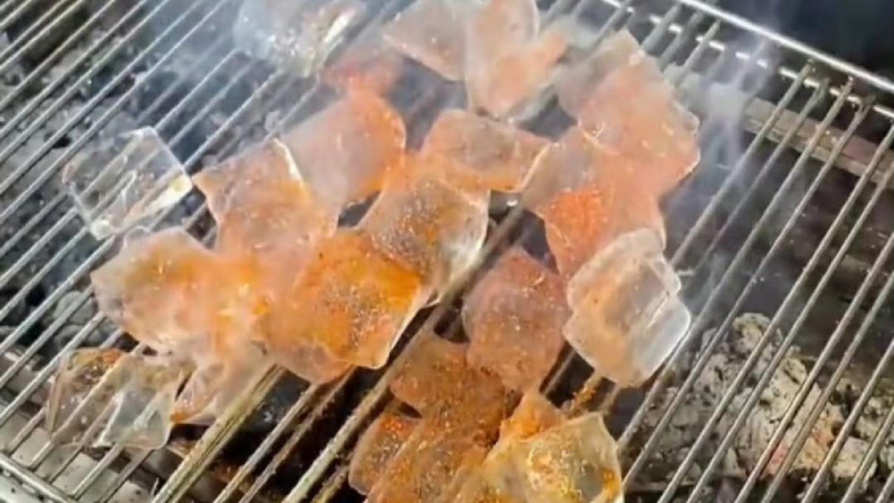 內地瘋傳燒烤冰塊教學 網民：應該要趁熱定凍食？