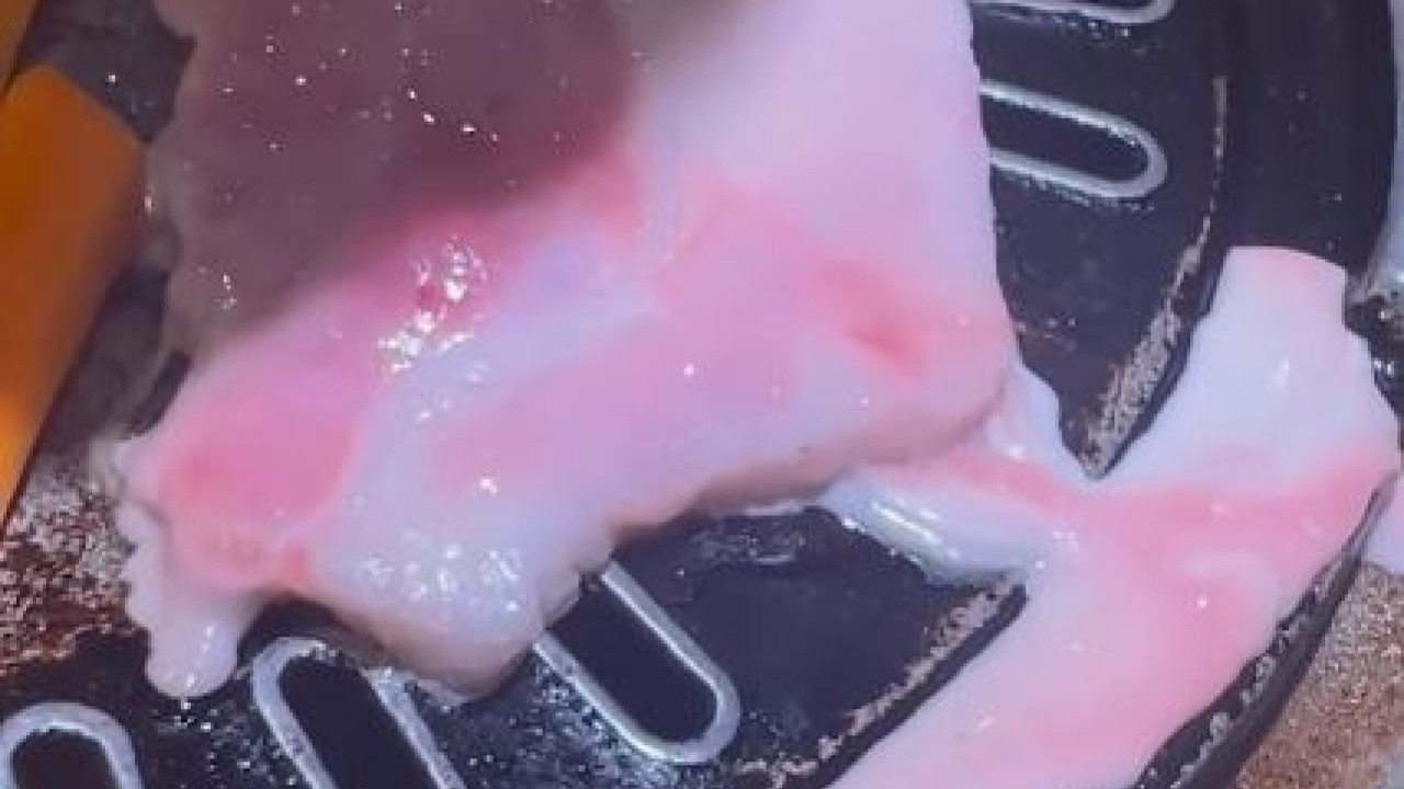 燒肉流出粉紅液體懷疑是合成肉 餐廳竟這樣回應...